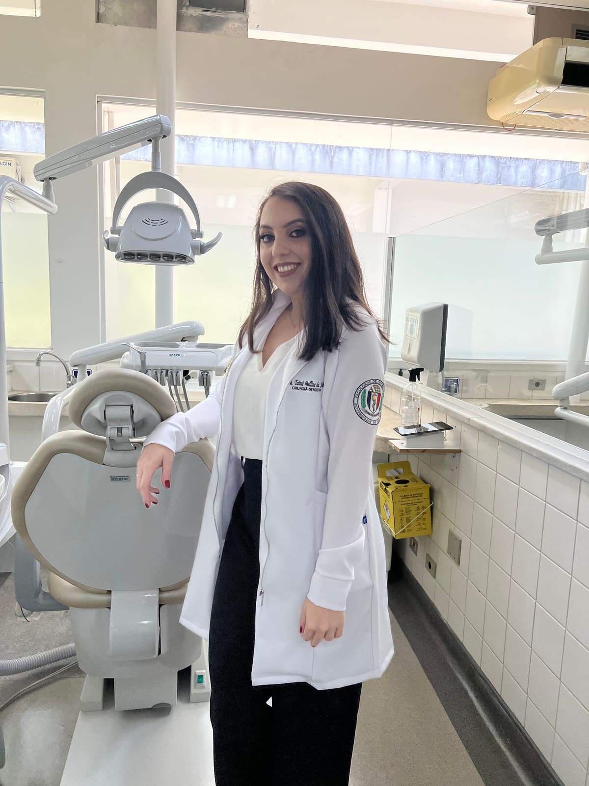 Dra. Tainá Belline, dentista formada pela USP, que atende quem tem medo de dentista