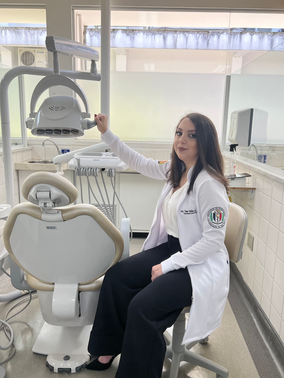 Dra. Tainá Belline, dentista formada pela USP, que atende pacientes com medo de dentista na Mooca