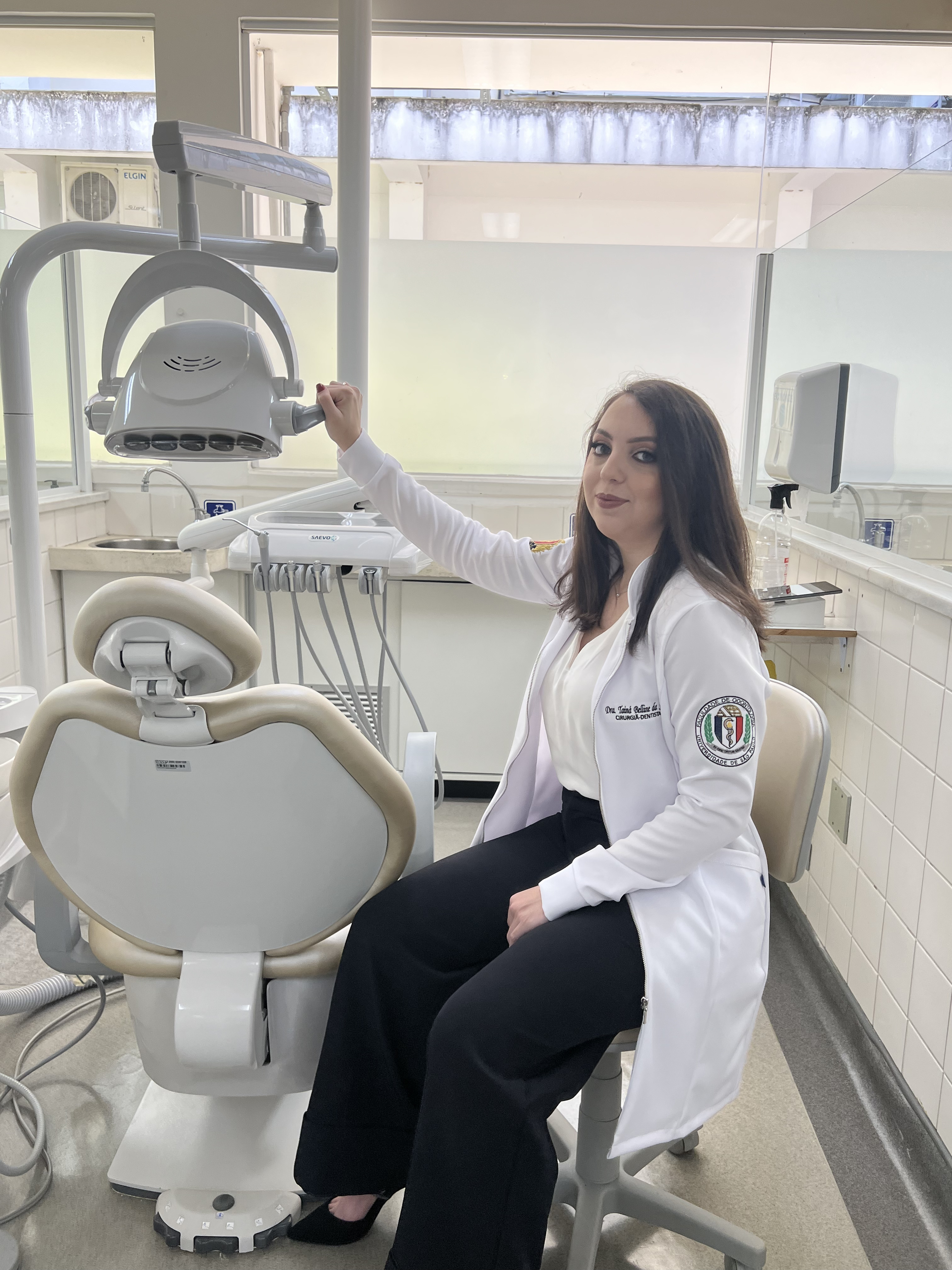 Dra. Tainá Belline, dentista formada pela USP